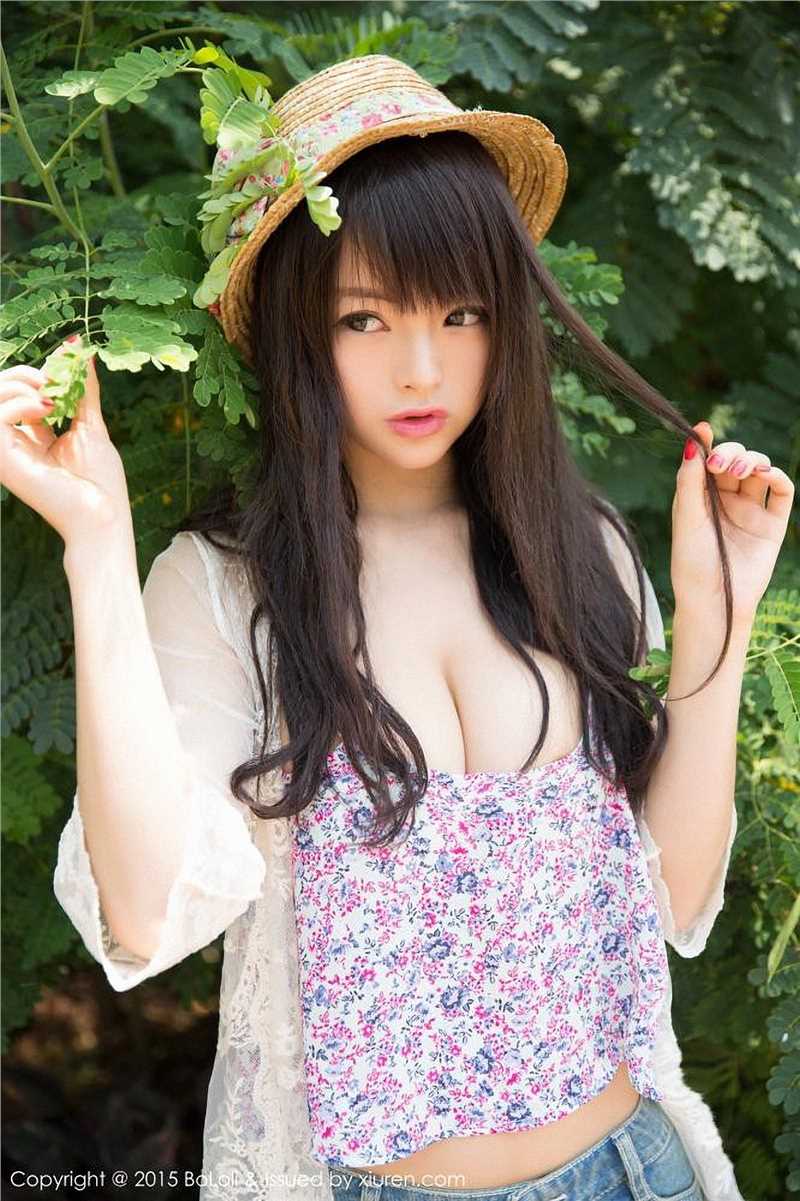 波萝社宅男女神AngelaLee李玲户外秀大胸图片