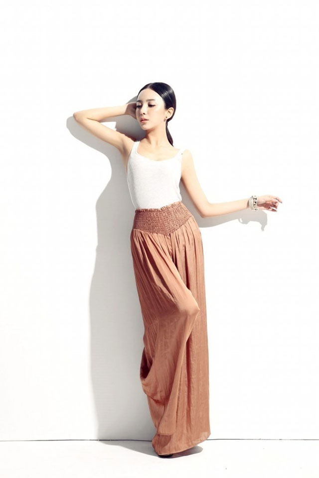 最全宅男女神马樱侨红裙秀美背壁纸