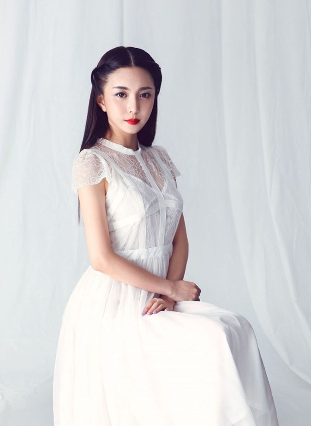 最全宅男女神马樱侨红裙秀美背壁纸