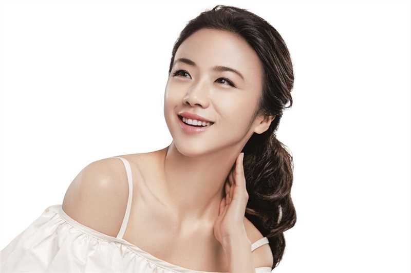 宅男女神汤唯白色短裙迷人