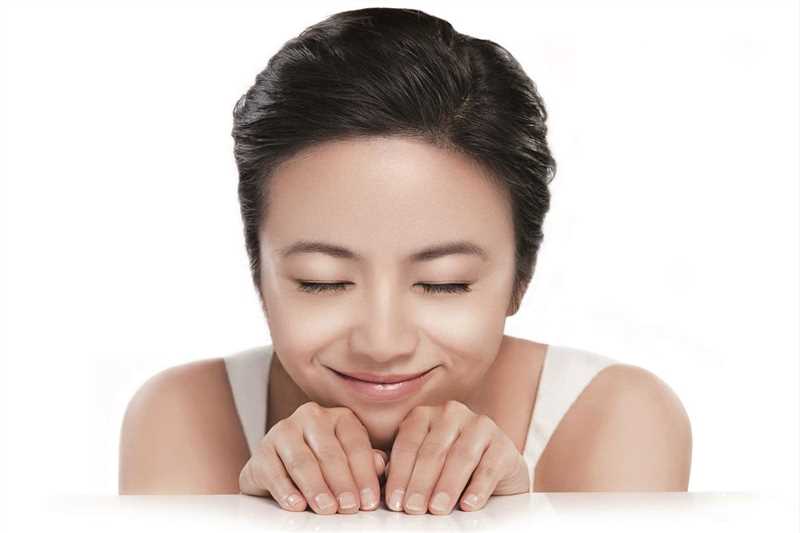 宅男女神汤唯白色短裙迷人