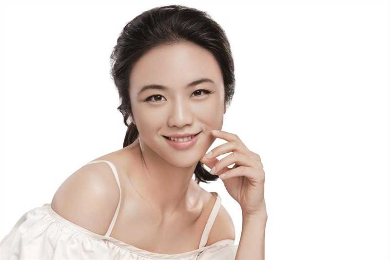 宅男女神汤唯白色短裙迷人