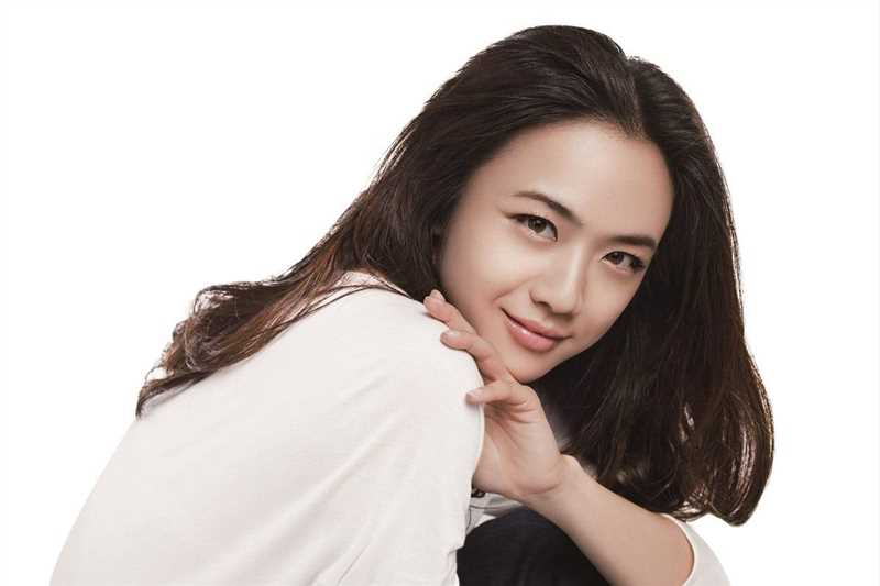 宅男女神汤唯白色短裙迷人