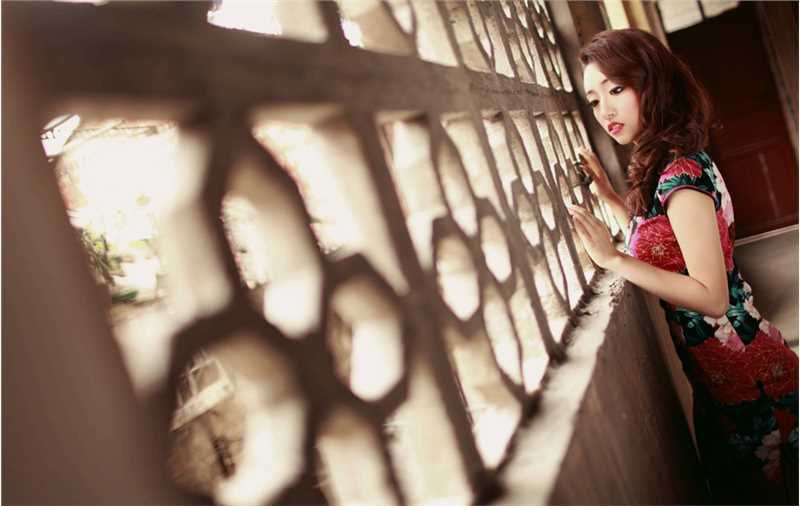 高清旗袍美臀美女演绎红唇迷人诱惑图集