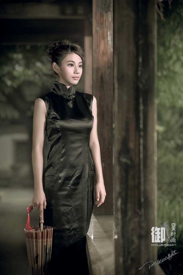 高清古典旗袍美女荷塘月色中唯美图片图集