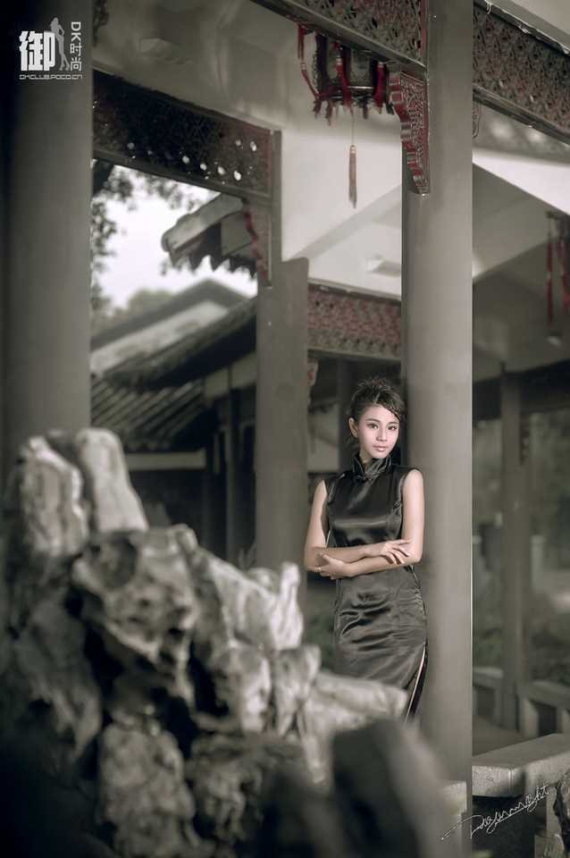 高清古典旗袍美女荷塘月色中唯美图片图集