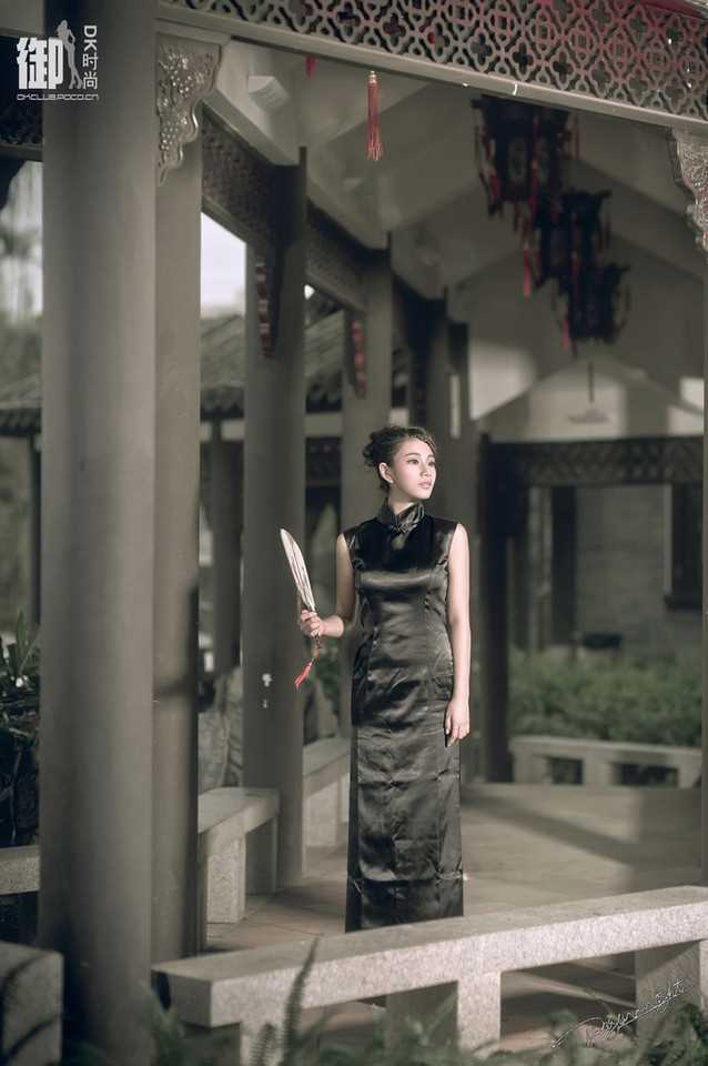 高清古典旗袍美女荷塘月色中唯美图片图集