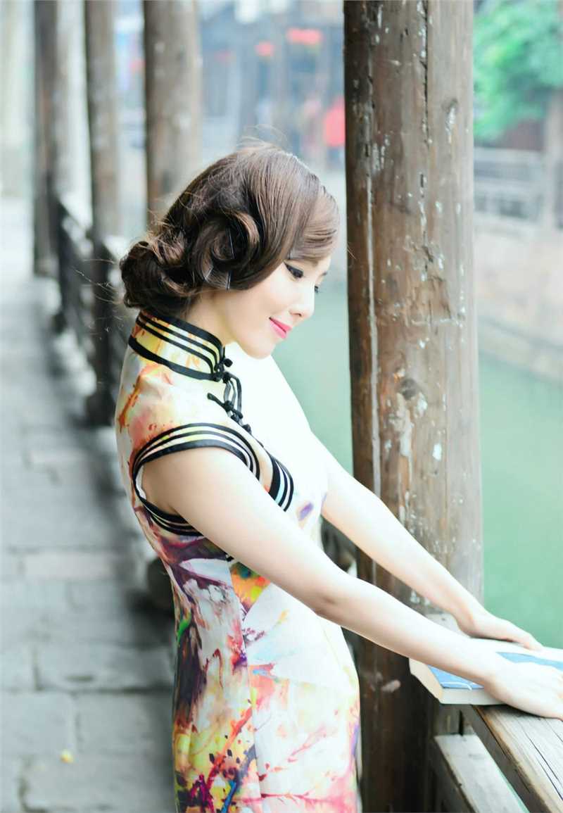 精选旗袍制服美女清新户外高清照图册