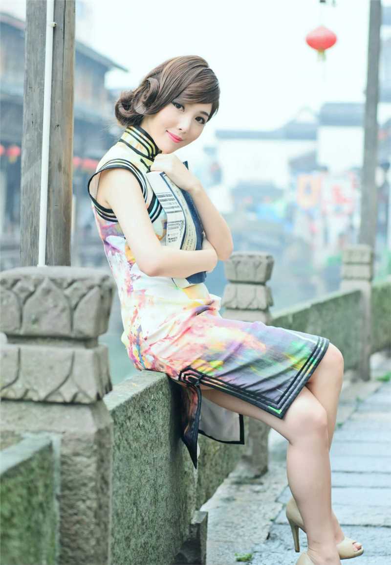 精选旗袍制服美女清新户外高清照图册