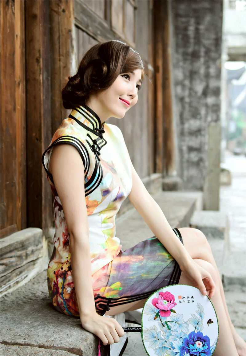 精选旗袍制服美女清新户外高清照图册