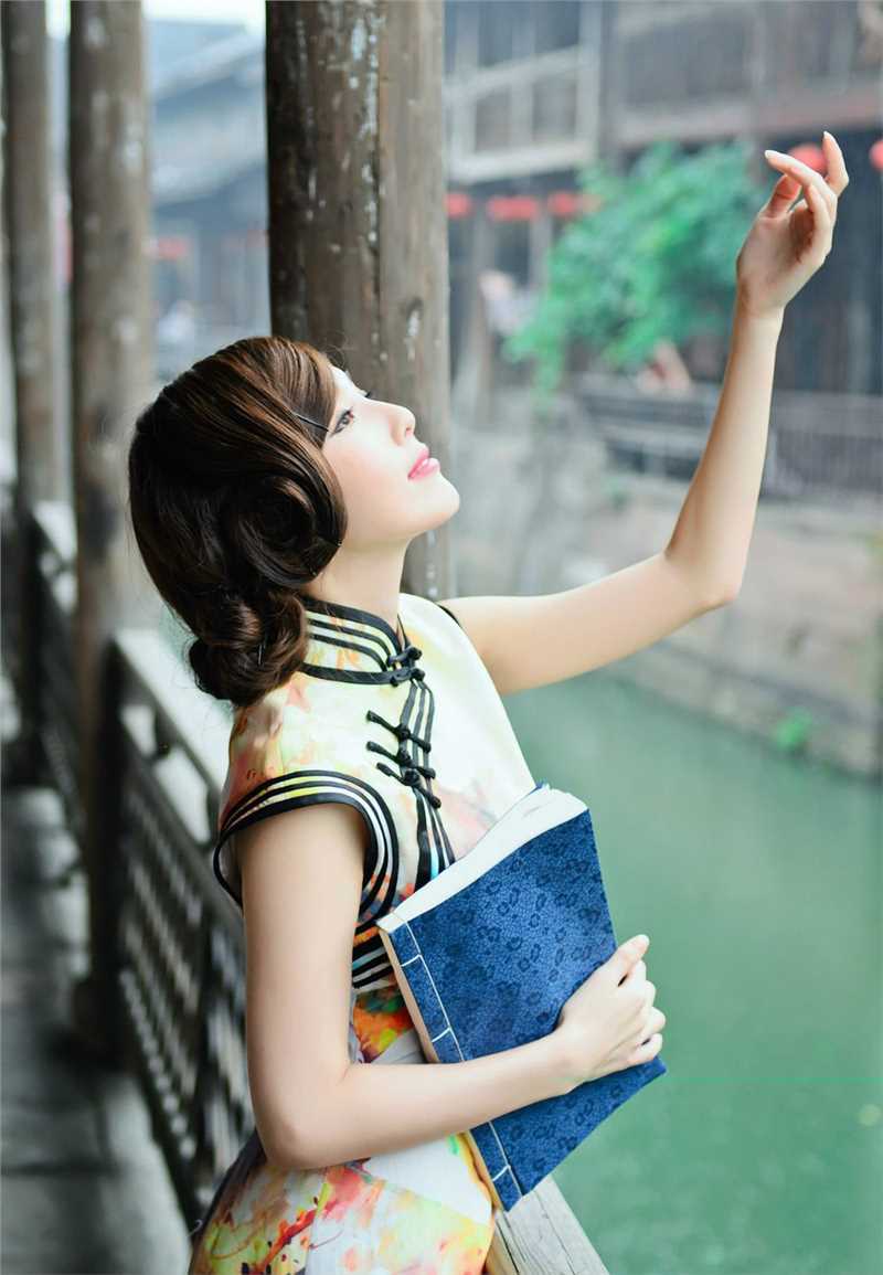 精选旗袍制服美女清新户外高清照图册