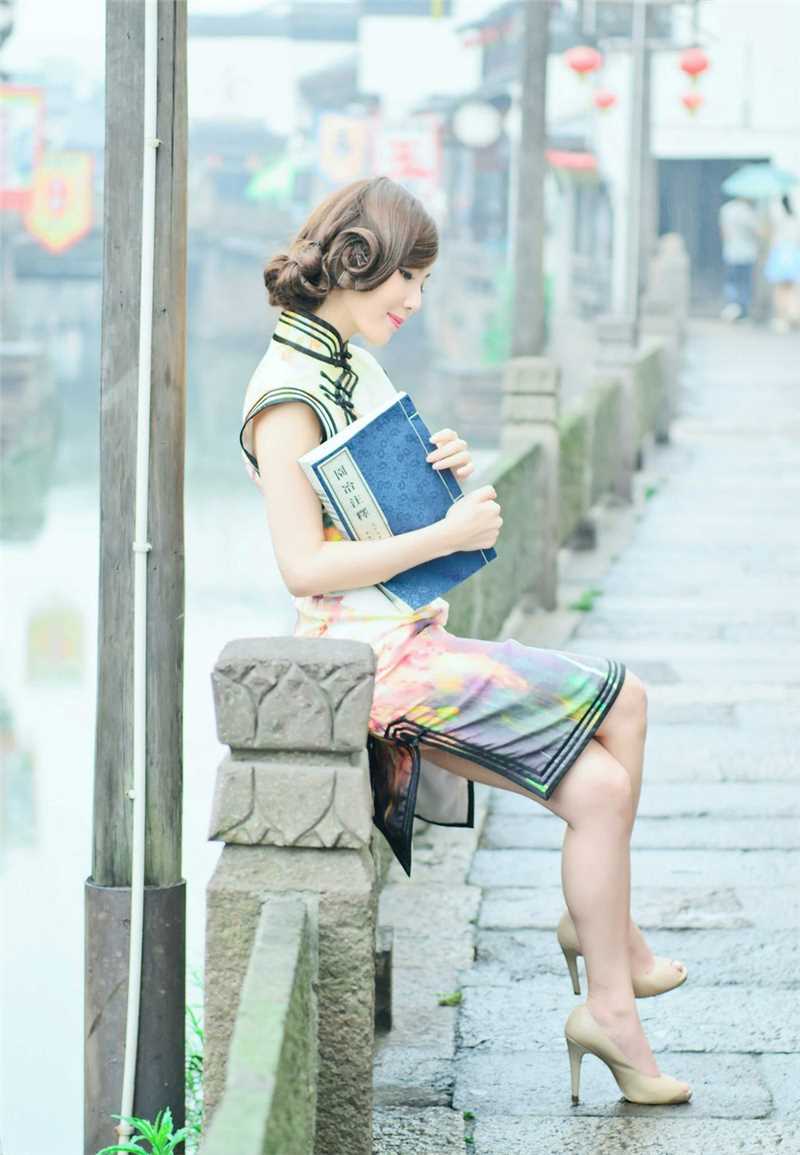 精选旗袍制服美女清新户外高清照图册