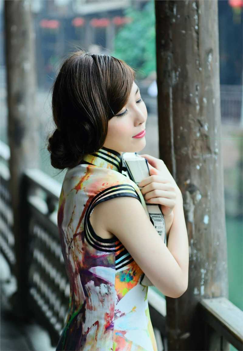 精选旗袍制服美女清新户外高清照图册