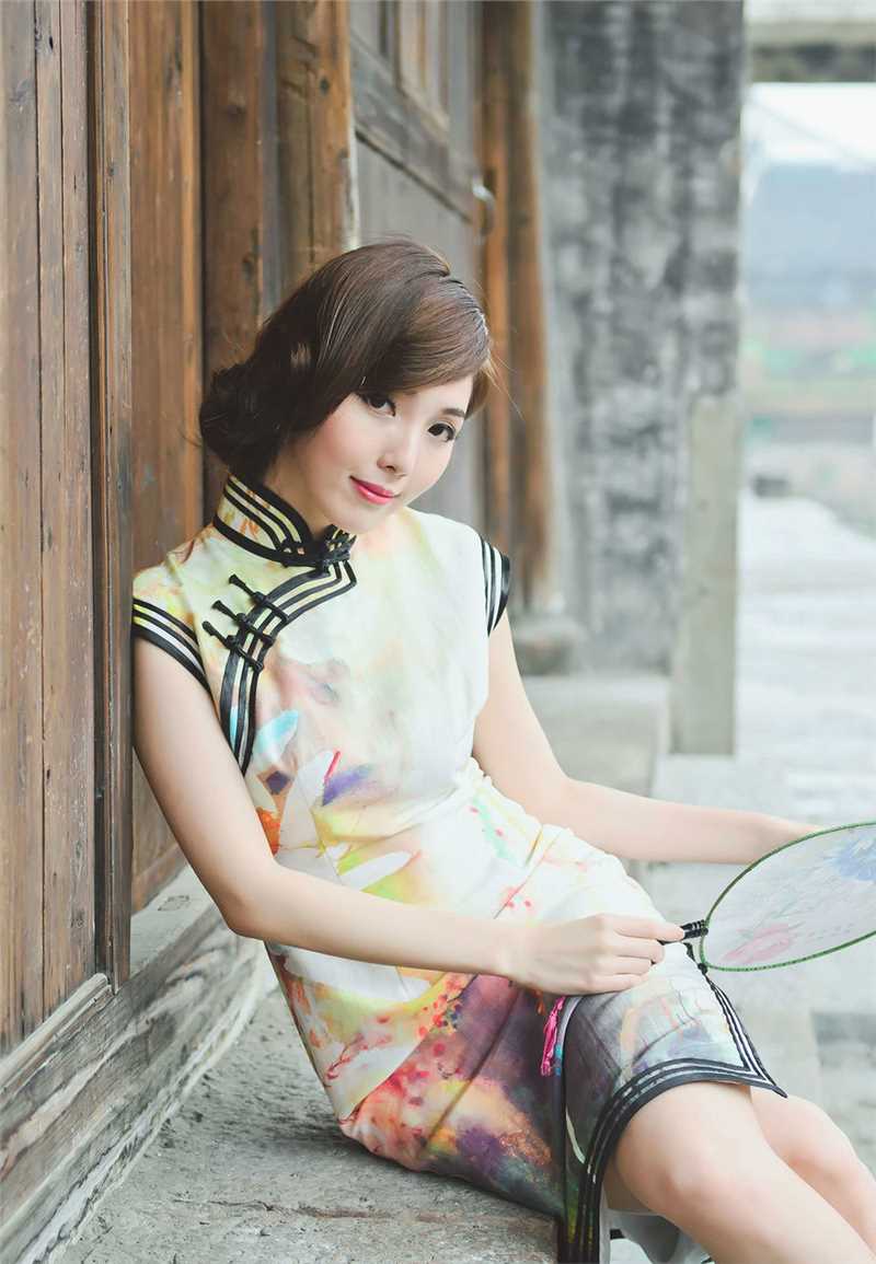 精选旗袍制服美女清新户外高清照图册