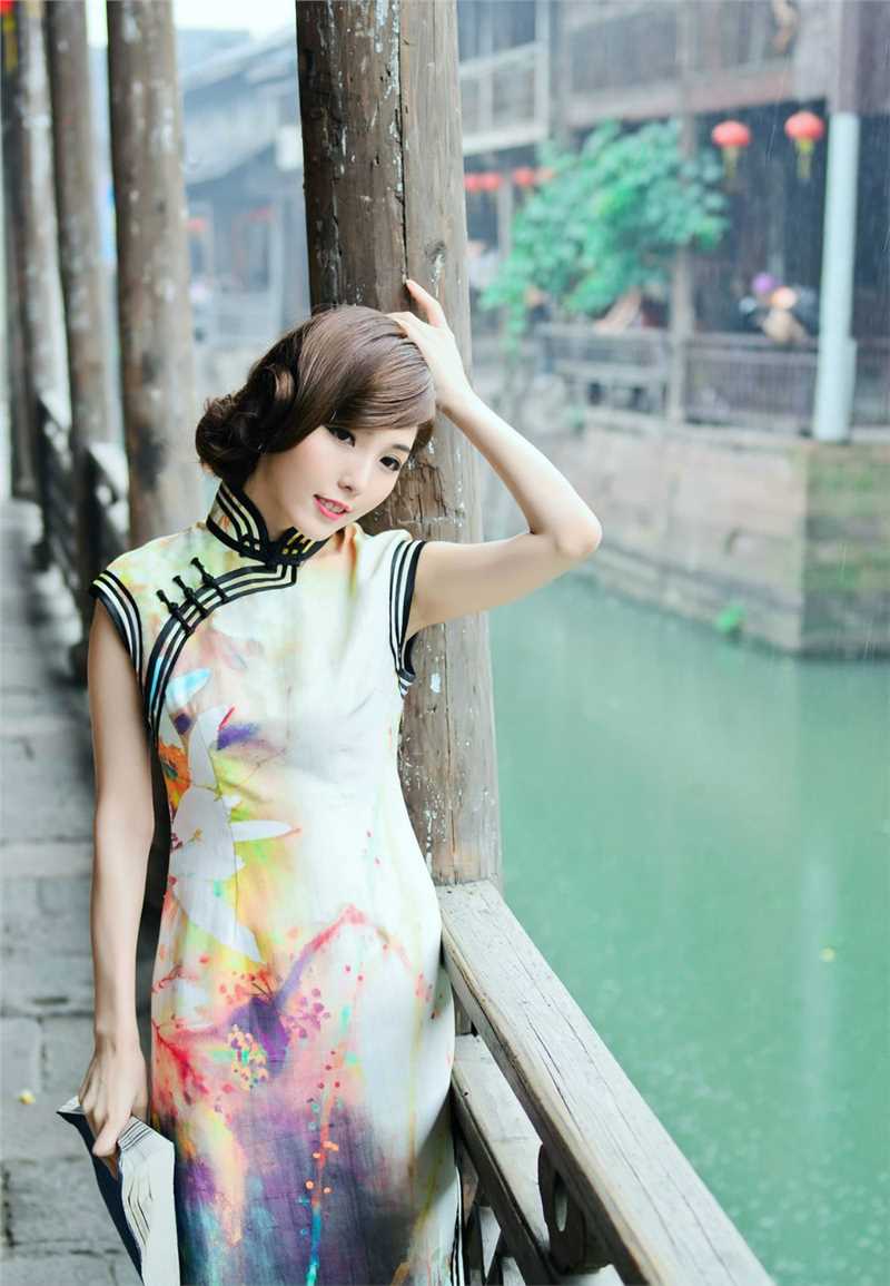 精选旗袍制服美女清新户外高清照图册