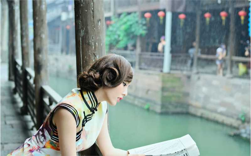 精选旗袍制服美女清新户外高清照图册