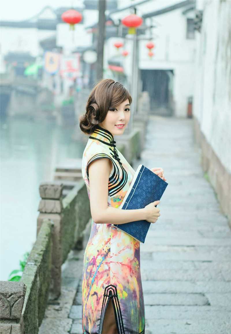 精选旗袍制服美女清新户外高清照图册