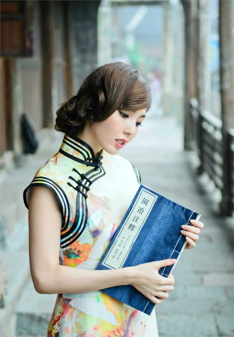 精选旗袍制服美女清新户外高清照图册