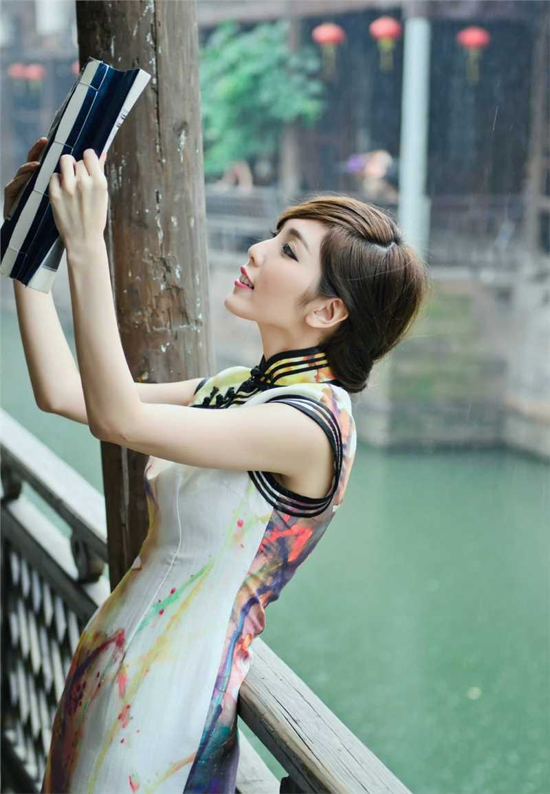 精选旗袍制服美女清新户外高清照图册