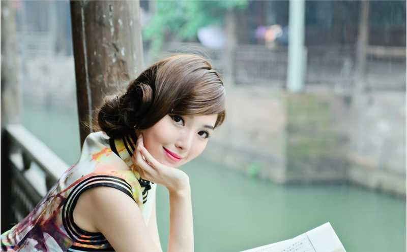 精选旗袍制服美女清新户外高清照图册