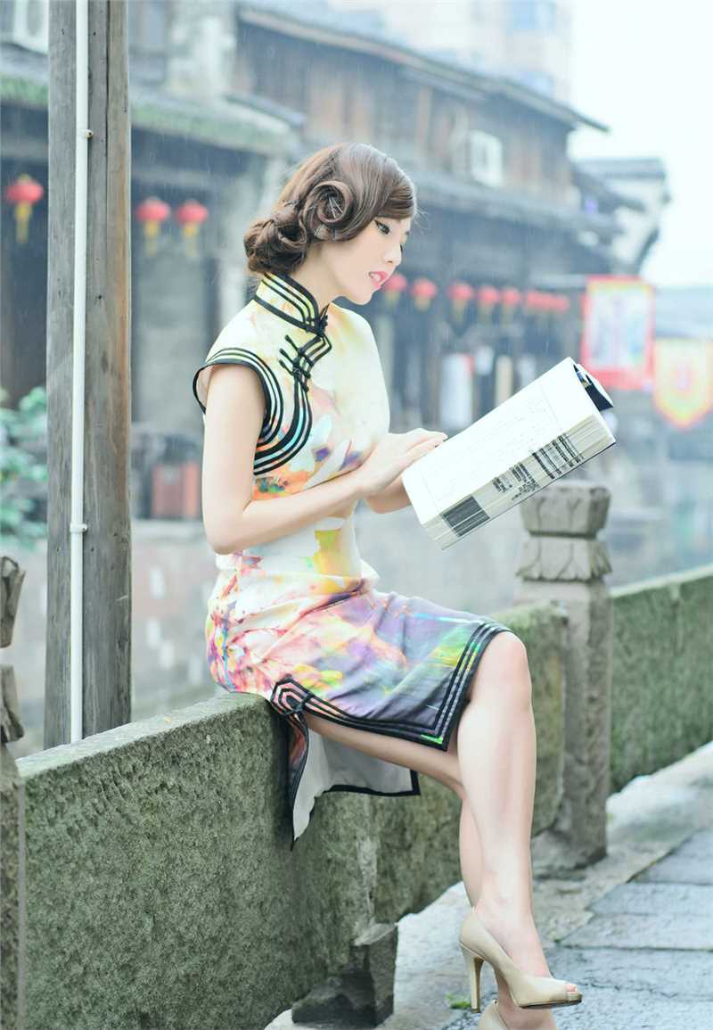 精选旗袍制服美女清新户外高清照图册