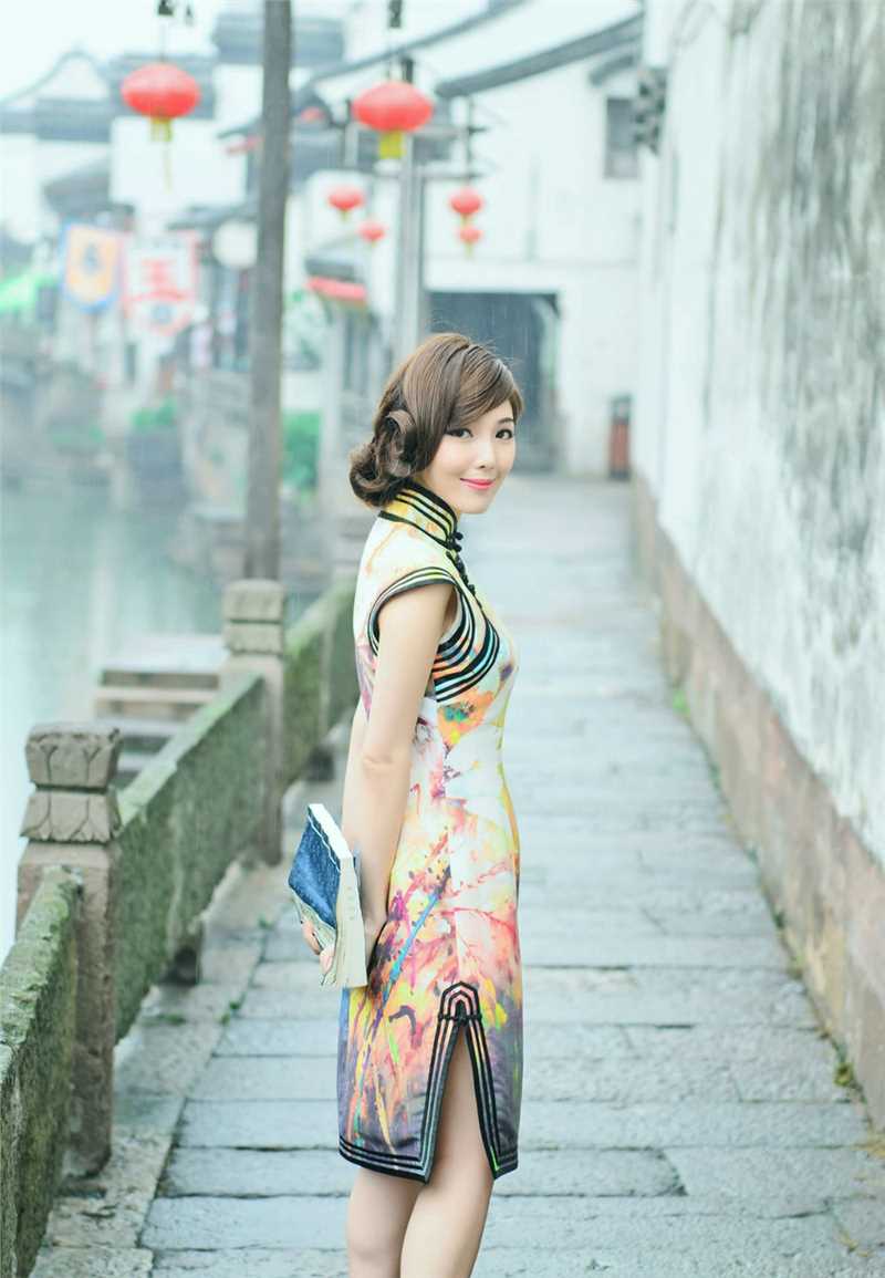 精选旗袍制服美女清新户外高清照图册