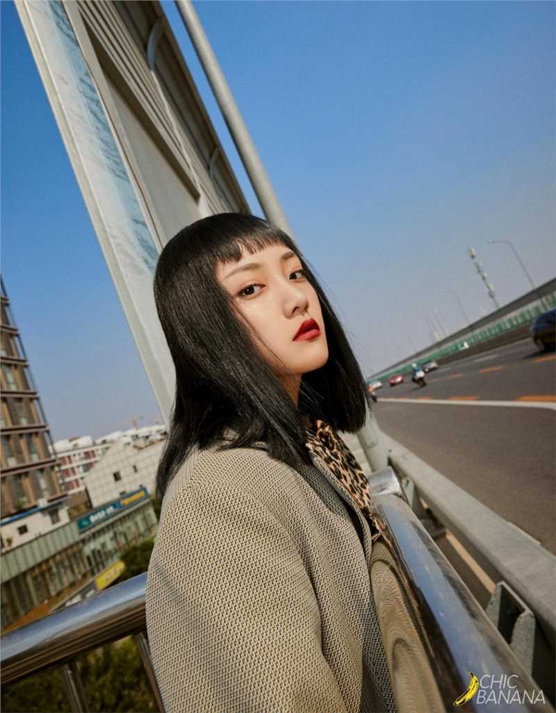 精选短发美女吴佳怡冬日时尚大衣街拍御姐惹火妖娆图片图册