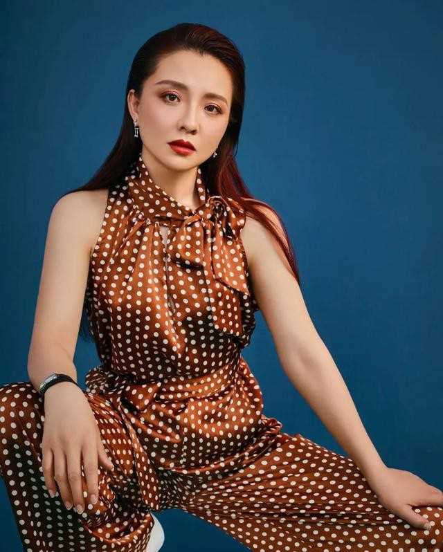 古典气质美女孙茜风情百变服饰时尚女人图片