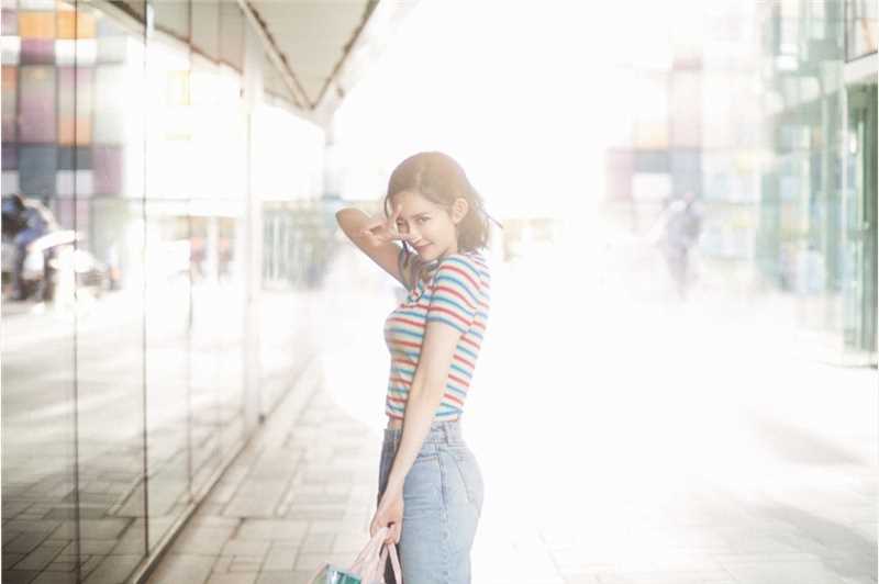 阳光少女孟子义夏日小清新时尚穿搭街拍图片