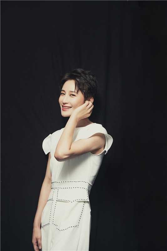 优质短发帅气美女蒋璐霞时尚灵动清爽明星图片图片