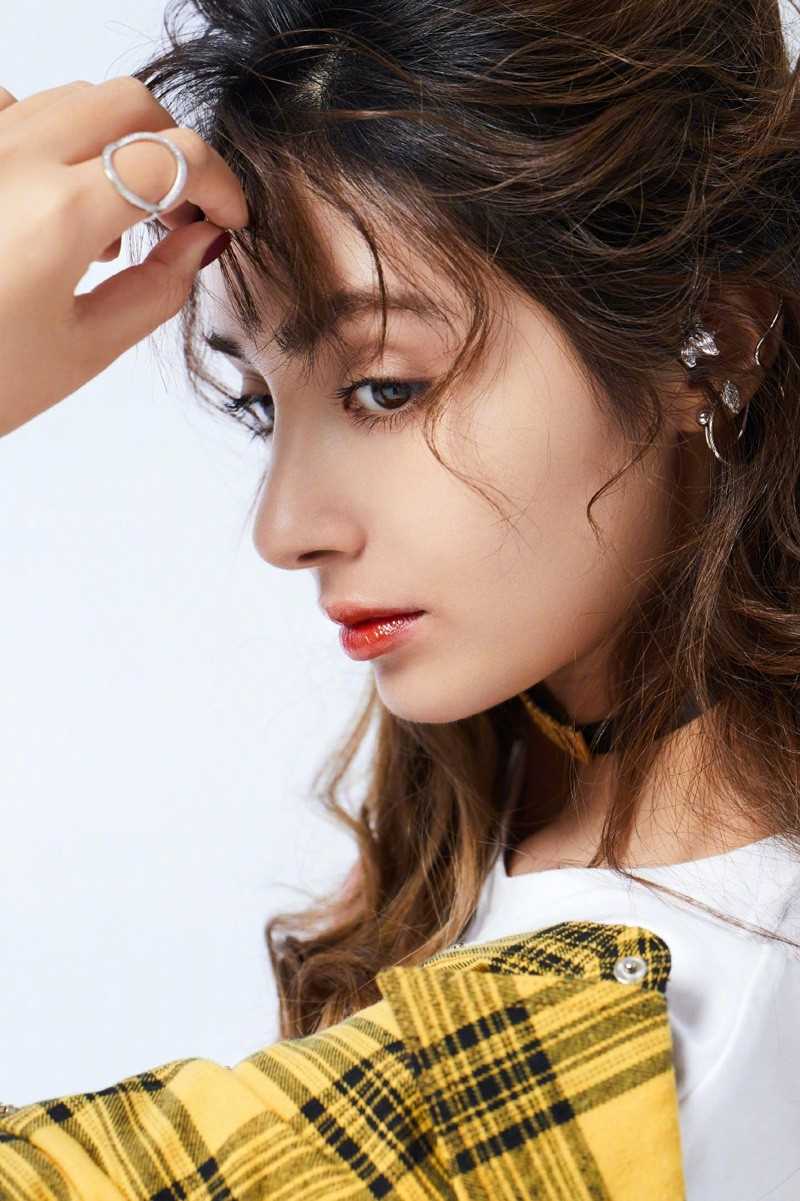 最新冷艳美女麦迪娜吸晴气质优雅时尚空灵艺术照片图集