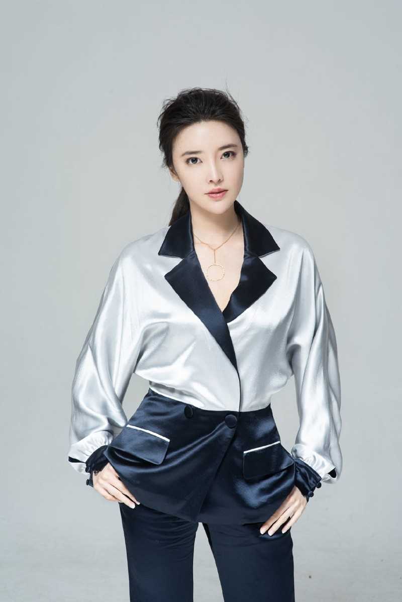 最全西装美女张璇文艺知性优雅时尚女神杂志大片相册