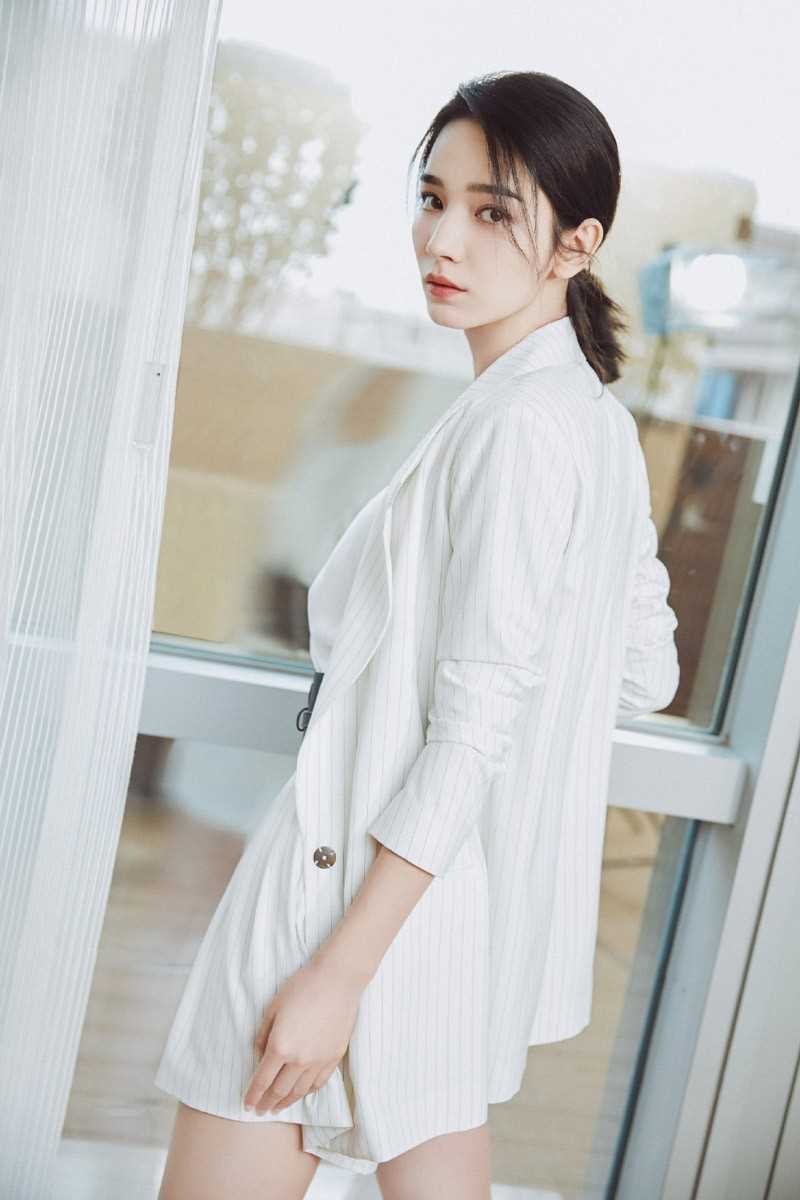 精选长腿女神代斯优雅干练简约时尚服饰身材图片图册