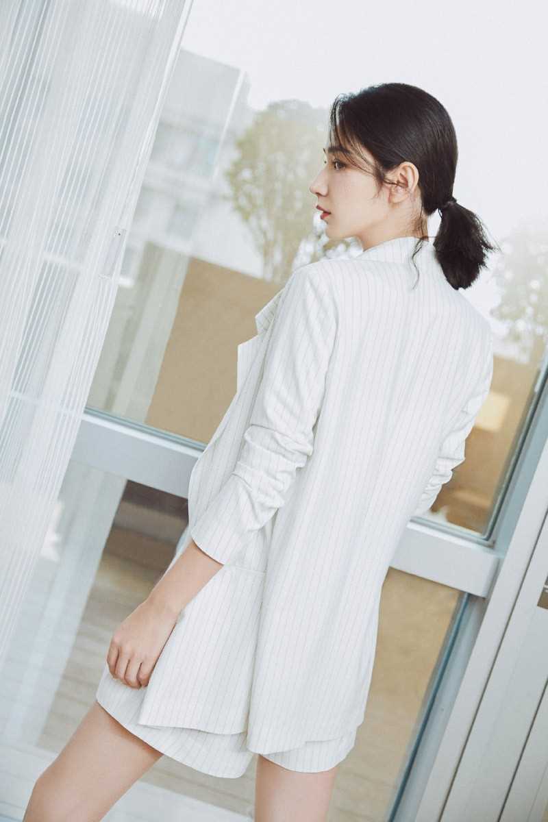 精选长腿女神代斯优雅干练简约时尚服饰身材图片图册