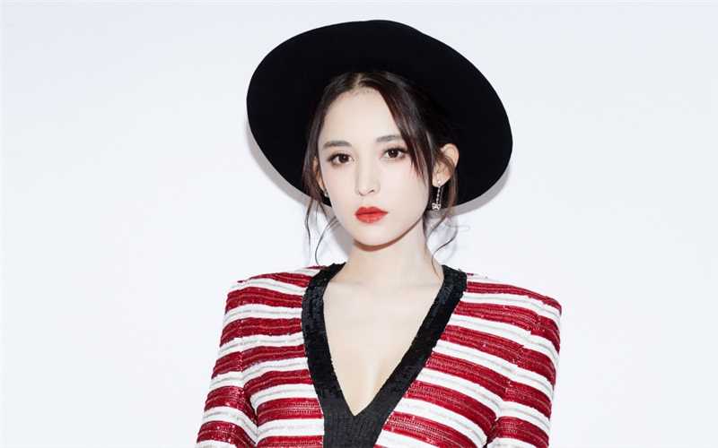 最全苗条纤细身材美女古力娜扎复古时尚丽人造型图片壁纸