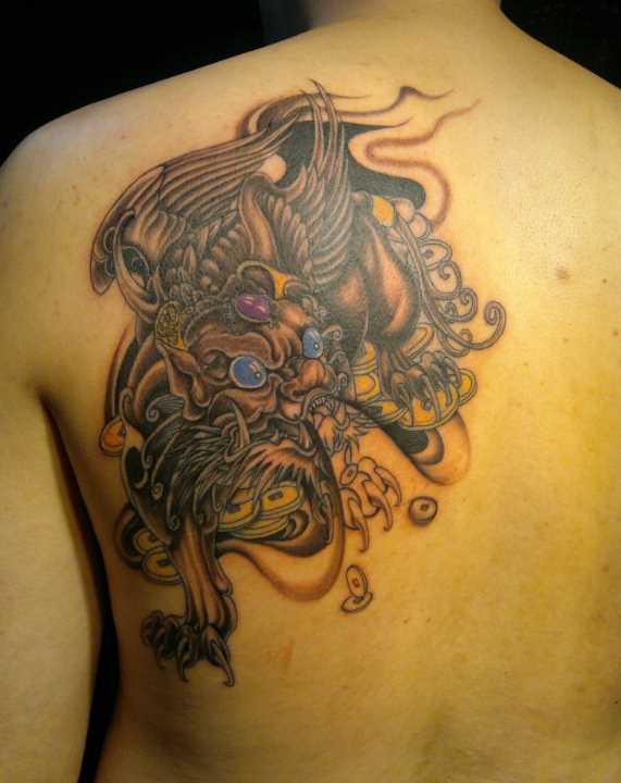 男性背部霸气麒麟文化艺术时尚纹身图片