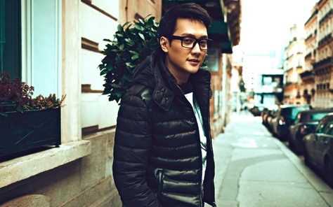高清眼镜帅哥冯绍峰街拍复古气质时尚个人摄影壁纸图册
