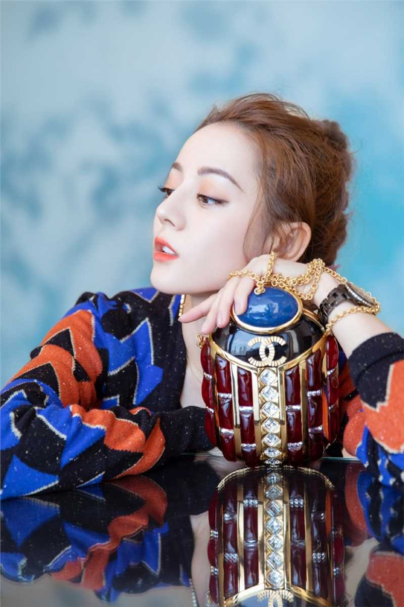 长腿美女迪丽热巴时尚服饰舞台嘉宾明星活动照图片