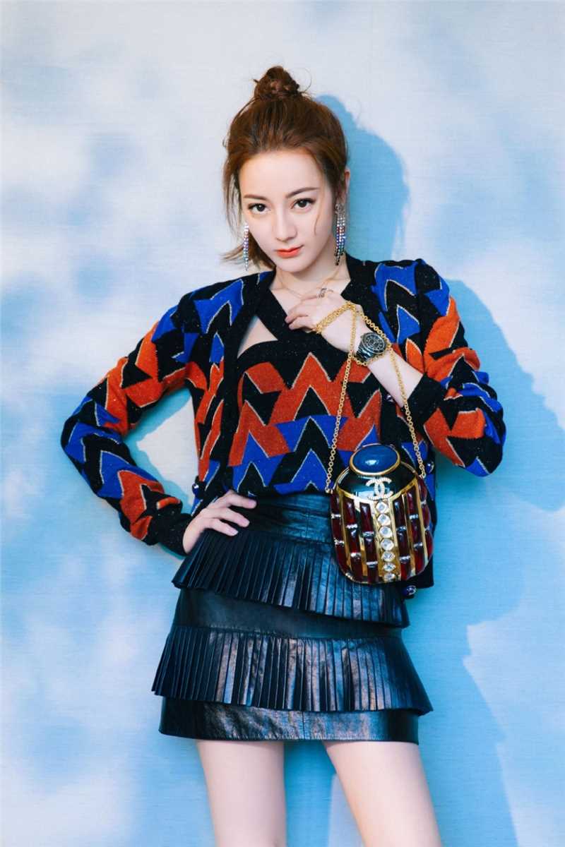 长腿美女迪丽热巴时尚服饰舞台嘉宾明星活动照图片