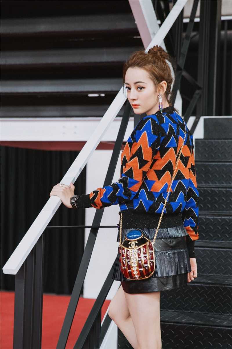 长腿美女迪丽热巴时尚服饰舞台嘉宾明星活动照图片