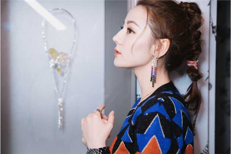 长腿美女迪丽热巴时尚服饰舞台嘉宾明星活动照图片