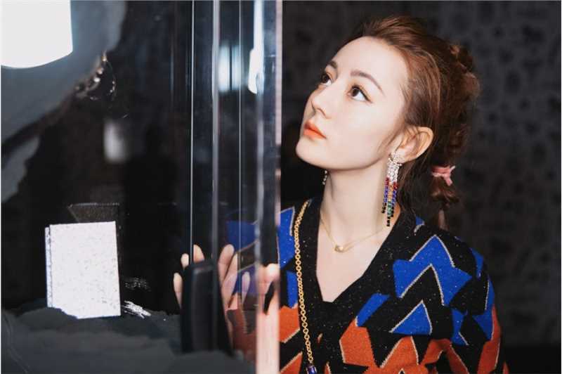 长腿美女迪丽热巴时尚服饰舞台嘉宾明星活动照图片