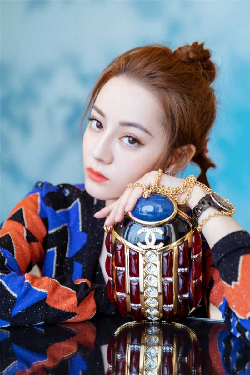 长腿美女迪丽热巴时尚服饰舞台嘉宾明星活动照图片