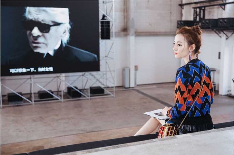 长腿美女迪丽热巴时尚服饰舞台嘉宾明星活动照图片