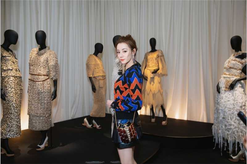 长腿美女迪丽热巴时尚服饰舞台嘉宾明星活动照图片