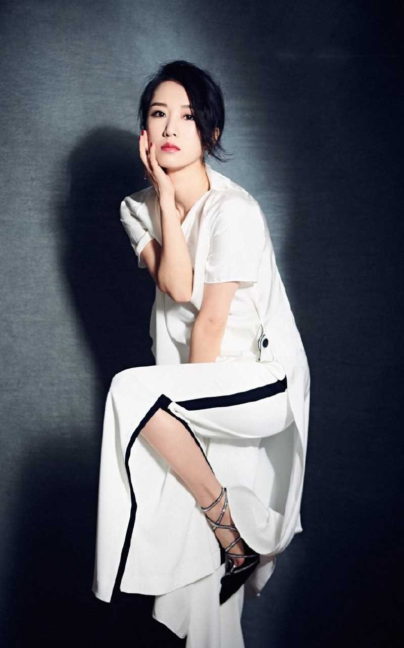 精选李念轻盈舞姿优雅灵动时尚美女明星图片图册