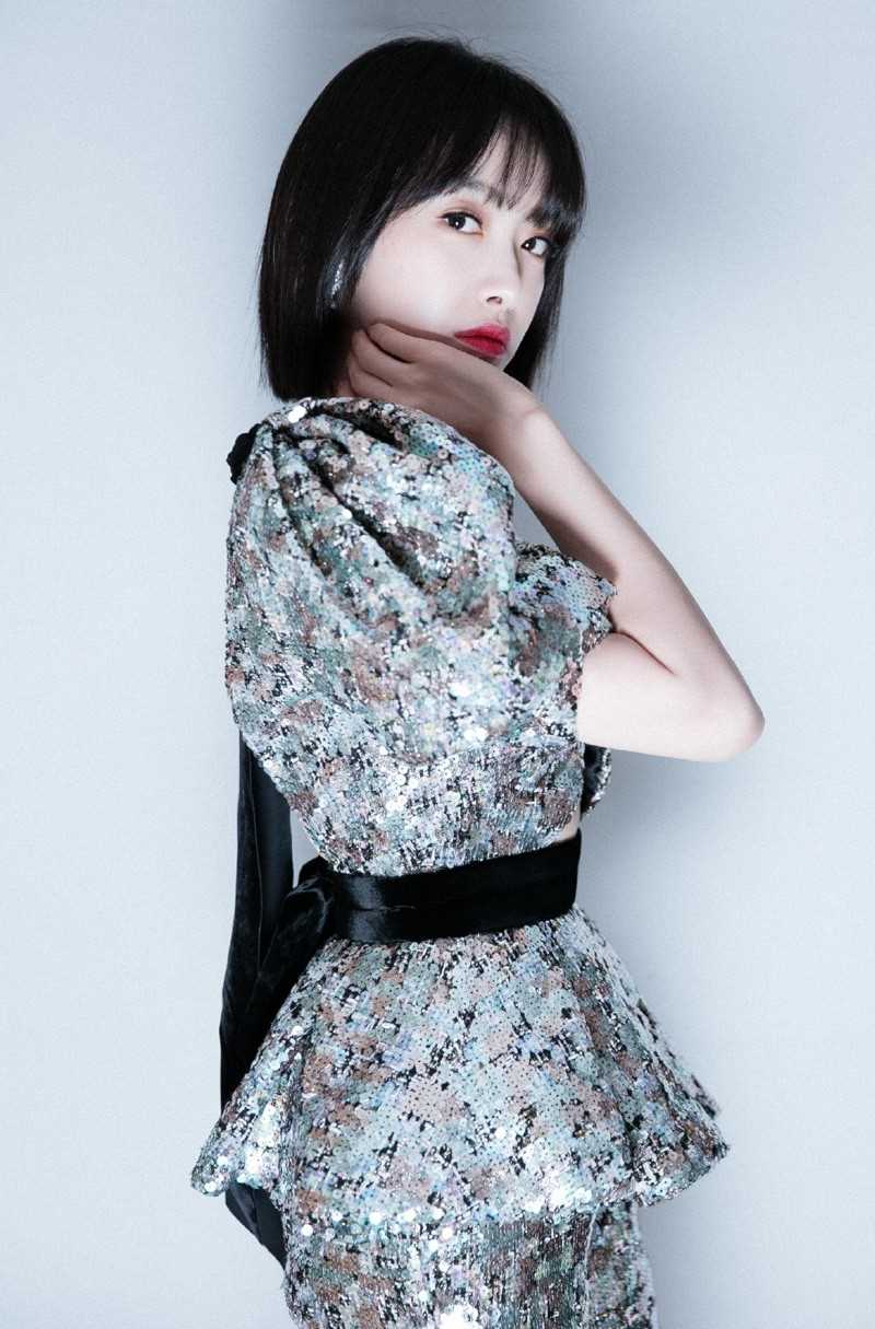 优质短发高挑美女宋茜白皙长腿杂志时尚图片相册