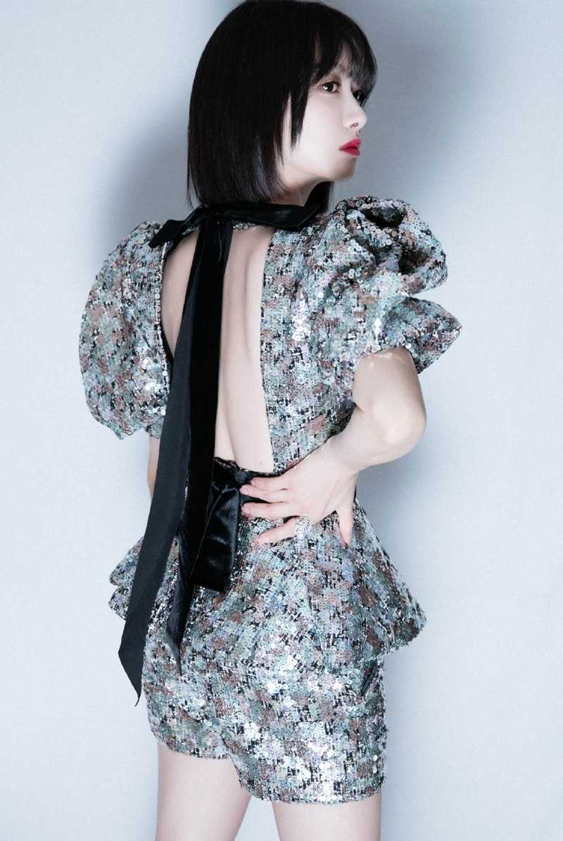 优质短发高挑美女宋茜白皙长腿杂志时尚图片相册