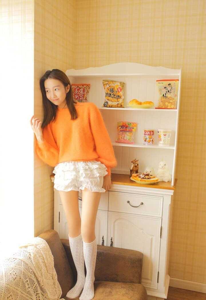 精选时尚气质少女漂亮长腿暖色系人像图册