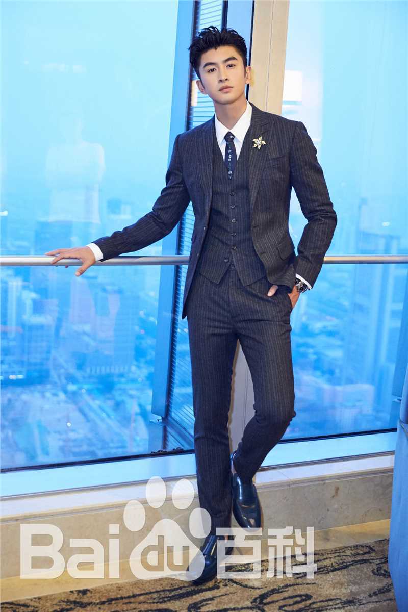 张云龙(Leon)2018BAZAAR明星慈善夜性感图片壁纸